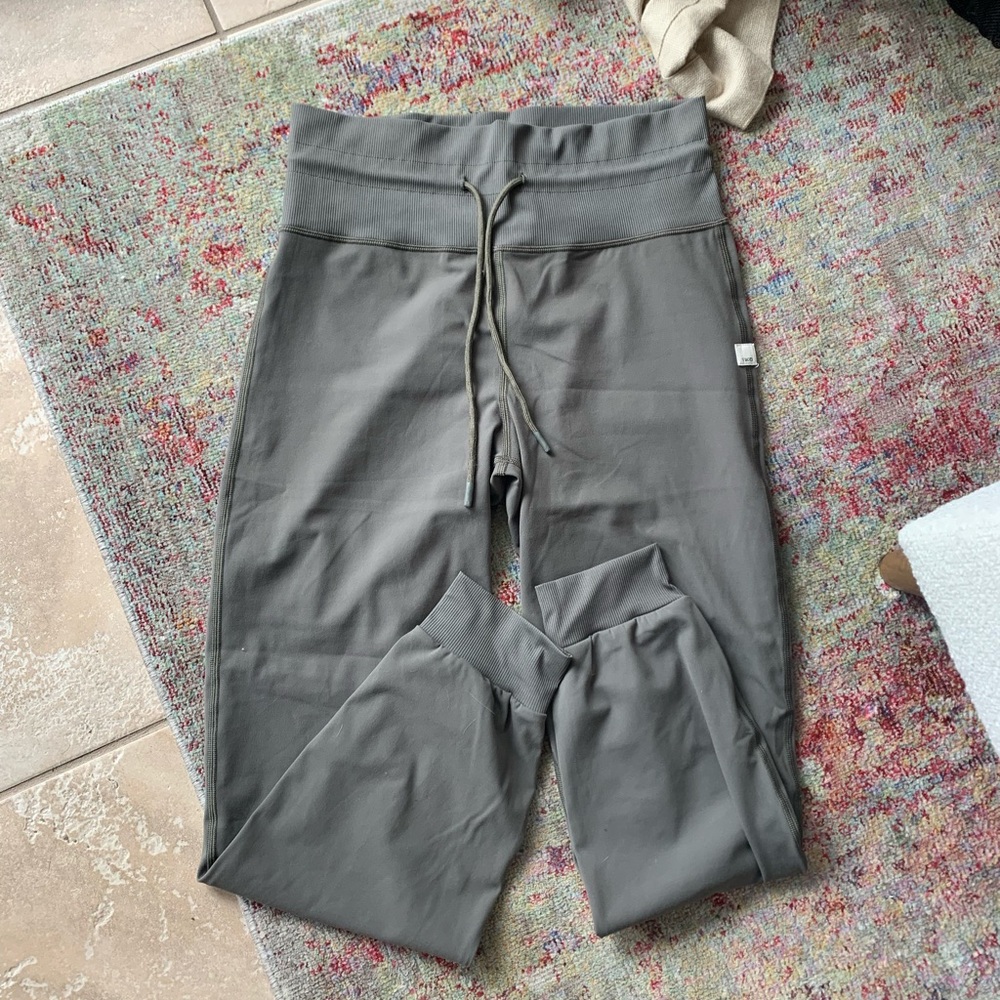 Vuori Green Daily Legging (NWT)!!